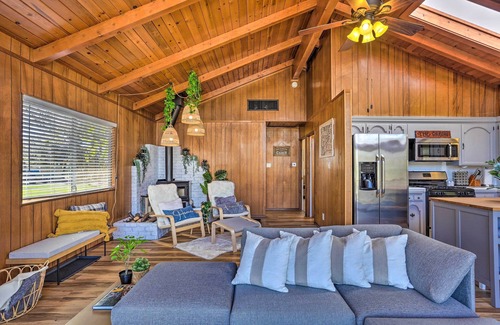 Yosemite Forks Cabina | Lovely Oakhurst Cabin w/ Deck & Mtn Views!
