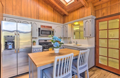 Yosemite Forks Cabina | Lovely Oakhurst Cabin w/ Deck & Mtn Views!