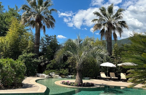 Carros Villa | Encantadora villa confortable con jardín privado, piscina, spa y sauna.