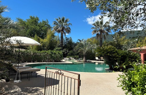 Carros Villa | Encantadora villa confortable con jardín privado, piscina, spa y sauna.
