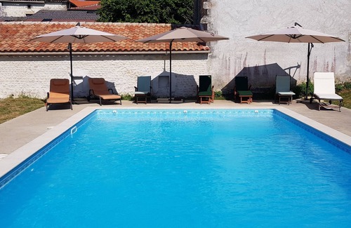 Saint-Maigrin Casa | Encantadora casa de vacaciones familiar Charente Maritime, piscina climatizada, se admiten perros