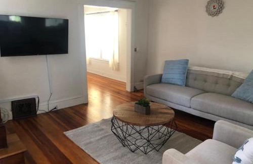 Albany Casa | LOVELY RENOVATED 2 BEDROOM HOME WITH FREE Parking