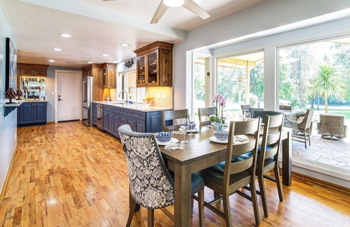 Grants Pass Casa | Lovely Riverfront Grants Pass Home: Pool & Hot Tub