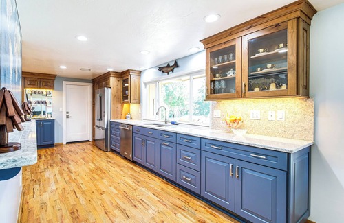 Grants Pass Casa | Lovely Riverfront Grants Pass Home: Pool & Hot Tub