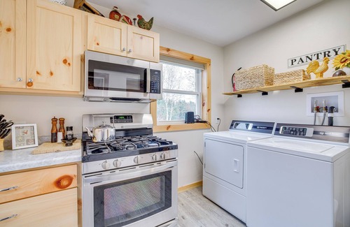 Hixton Casa | Lovely Rural Hixton Farmhouse w/ Porch & Fire Pit!