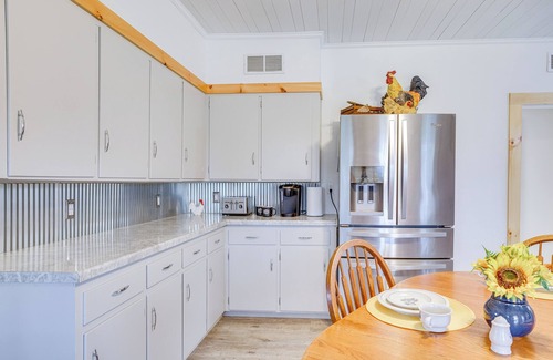Hixton Casa | Lovely Rural Hixton Farmhouse w/ Porch & Fire Pit!