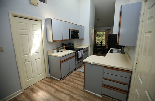 Greenwood Condominio | Lovely, secluded 2-bedroom 2 bathroom Condo in Greenwood with WiFi and AC