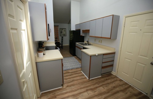 Greenwood Condominio | Lovely, secluded 2-bedroom 2 bathroom Condo in Greenwood with WiFi and AC