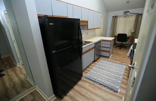 Greenwood Condominio | Lovely, secluded 2-bedroom 2 bathroom Condo in Greenwood with WiFi and AC