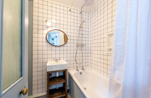 Telegraph Hill Apartamento | Lovely self-contained basement studio with kitchen