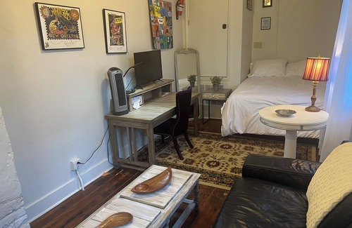 Saint Thomas Development Apartamento | Lovely studio located in the Lower Garden District with private garden patio.