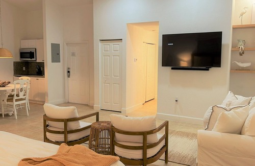 Alice Town Condominio | Lovely Studio steps from the beach. Optional golf car rent