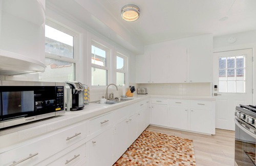 Redondo Beach Casa | Lovely White Beach House