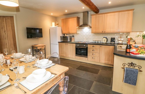 Barnard Castle Cabaña | LOW SHIPLEY MILL, pet friendly, with hot tub in Barnard Castle