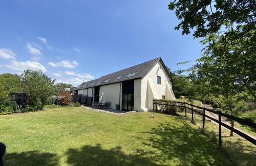 Honiton Casa | Lower Curscombe Barn - Beautiful 400-year-old threshing barn. Pet-friendly.