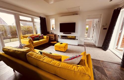 Pakefield Casa | Lowestoft 2-bed Bungalow With Hot Tub & Spa Pool