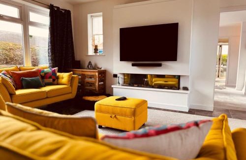 Pakefield Casa | Lowestoft 2-bed Bungalow With Hot Tub & Spa Pool