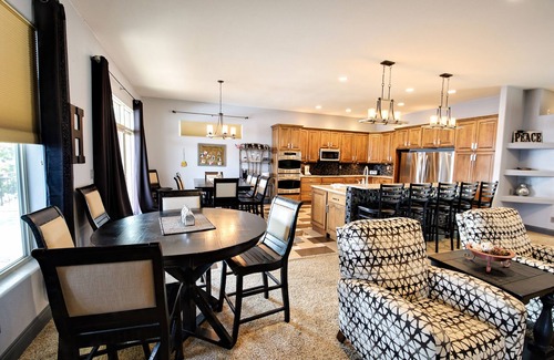 Roach Casa | Family Fun Lakefront Vacation Home # 9 de 12, 7Bd, para 27 personas, 4900sf, Dock 3000s