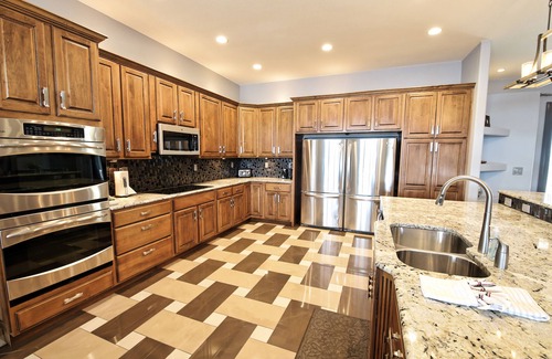 Roach Casa | Family Fun Lakefront Vacation Home # 9 de 12, 7Bd, para 27 personas, 4900sf, Dock 3000s