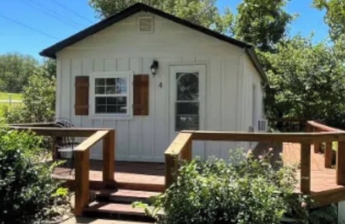 Grove Cabaña | LPC 4 Vintage Fishing Cabin, Lake View, Boat Parking, close to boat ramp, slps 2