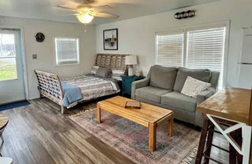 Grove Cabaña | LPC 4 Vintage Fishing Cabin, Lake View, Boat Parking, close to boat ramp, slps 2