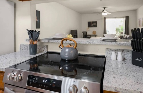 Highlands - Perkins Apartamento | LSU 2Bed/2Bath Angel Studios Condo NEW