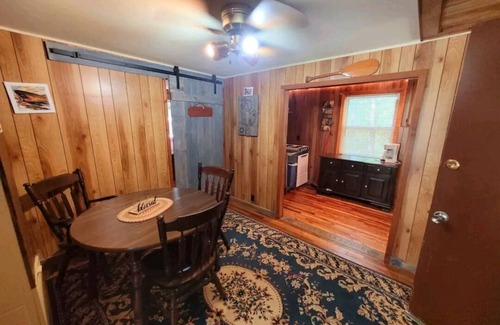 Harrison Cabina | Lucky Bear Lodge. Secluded Cabin in the Woods, Beach access. Pet friendly