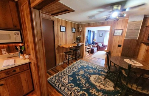 Harrison Cabina | Lucky Bear Lodge. Secluded Cabin in the Woods, Beach access. Pet friendly