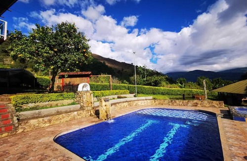 Genova Chalet De Esquí | Lugar en las montañas piscina, jacuzzi El Vergel