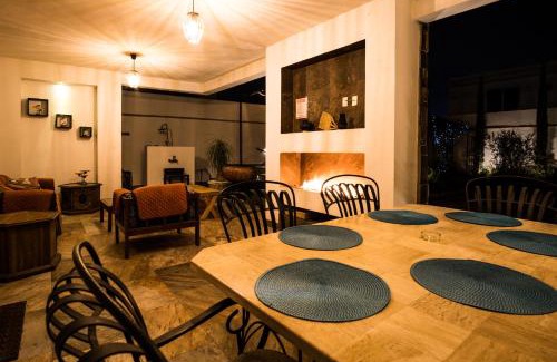 León Casa | Lujosa casa: alberca terapéutica 3x2m, chimenea, cocina profesional
