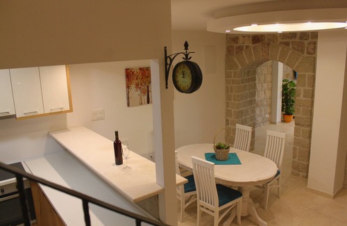 Becici Villa | Villa ofrece vistas únicas de la playa de Becici y de la ciudad medieval de Budva.