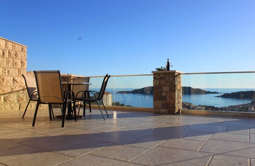 Becici Villa | Villa ofrece vistas únicas de la playa de Becici y de la ciudad medieval de Budva.