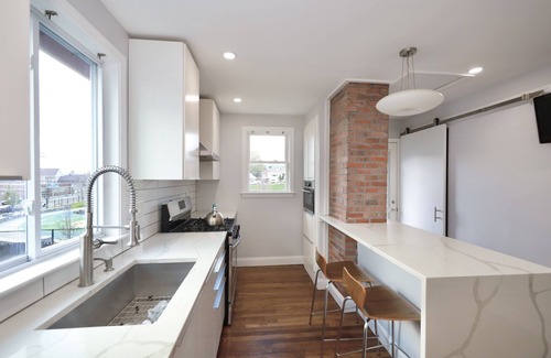Everett Casa | Luke House, Sleeps 14, Weddings, 2 Kitchens, Parking, Close to Airport & Boston