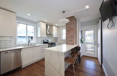 Everett Casa | Luke House, Sleeps 14, Weddings, 2 Kitchens, Parking, Close to Airport & Boston