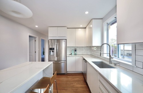 Everett Casa | Luke House, Sleeps 14, Weddings, 2 Kitchens, Parking, Close to Airport & Boston