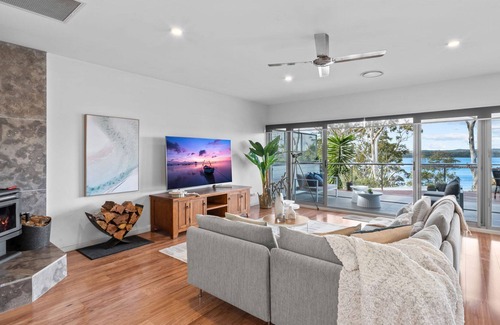 Silverwater Casa | Luminara Lago 6br Waterfront Retreat with Pool at Silverwater
