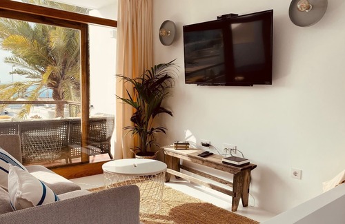 Los Mojones Casa | Luminosa casa junto a Playa Chica con magníficas vistas al mar