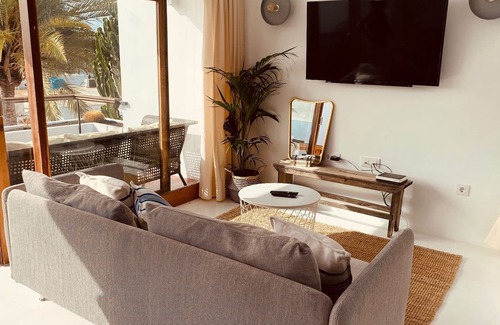 Los Mojones Casa | Luminosa casa junto a Playa Chica con magníficas vistas al mar