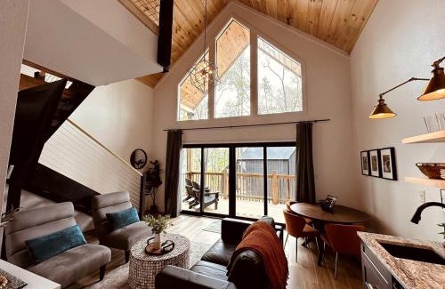 Gatlinburg - Pigeon Forge Casa | Luminous Cottage with Lofted Interior in Sevierville, Tennessee