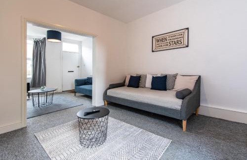 Walsall Apartamento | Lumley House - Delightful 2BR Terraced House near Birmingham