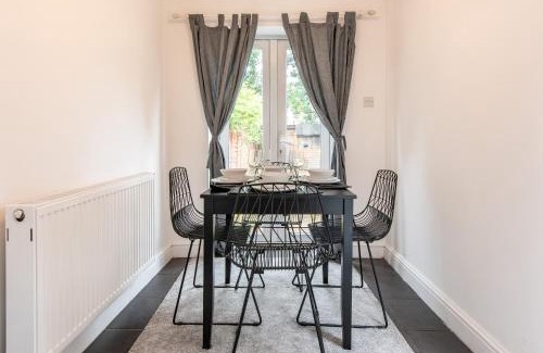 Walsall Apartamento | Lumley House - Delightful 2BR Terraced House near Birmingham