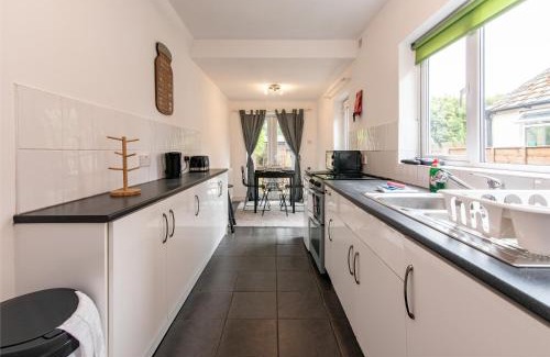 Walsall Apartamento | Lumley House - Delightful 2BR Terraced House near Birmingham