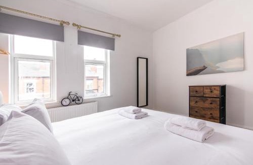 Walsall Apartamento | Lumley House - Delightful 2BR Terraced House near Birmingham