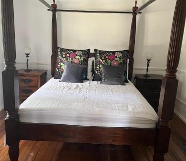 Great Bay Casa | Lumsden Cottage - Historic Stay in Bruny Island