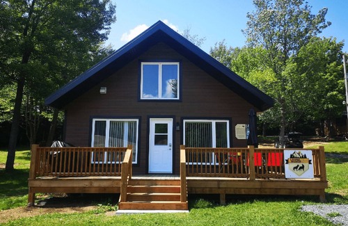 Sainte-Marguerite Chalet De Esquí | Luna-Cloud Chalet: river, adventure, AC, Wi-Fi, BBQ, pet-friendly. Ideal for gro