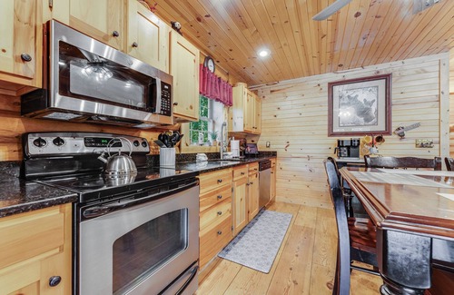 Thayerville Cabina | Lured Away 3-bedroom cabin in delightful Oakland with AC, WiFi
