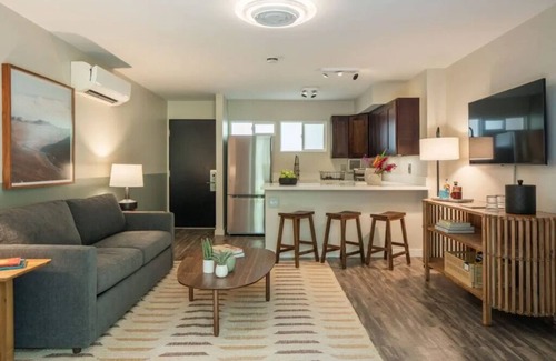Historic Kailua Village Hotel | Lush Garden Retreat l Pool, Urban Bikes & Curated Island Experiences