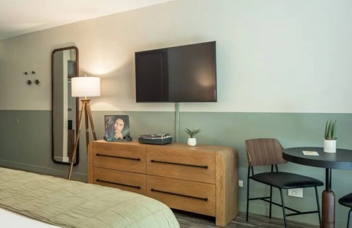 Historic Kailua Village Hotel | Lush Garden Retreat l Pool, Urban Bikes & Curated Island Experiences
