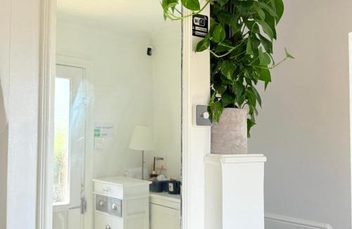 Luton Casa | Luton Lodge - Newly Refurbished, Ideal for Short Stay , 5 mints To Luton Airport , Train Station, Town Centre , Free off street Parking
