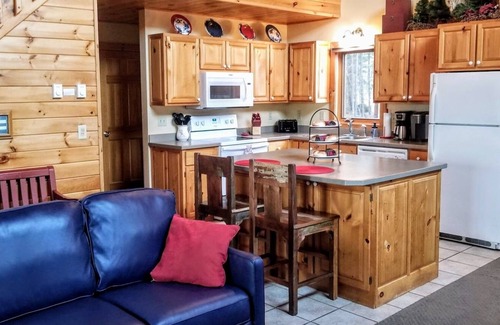 Lutsen Cabina | La casa de vacaciones más linda de Lutsen. Lago superior y vistas a la montaña. Porche de 3 estaciones